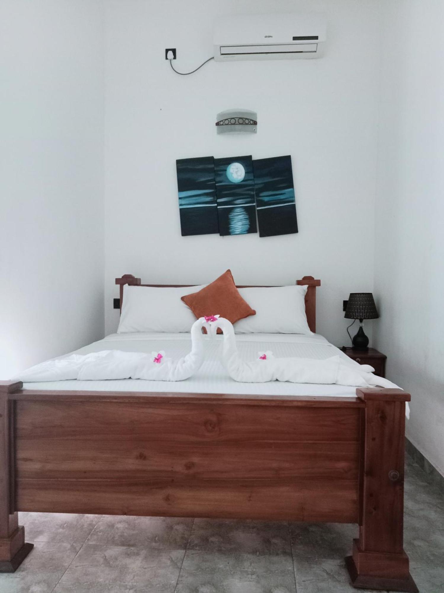 Negombo Royal Villa By Hotel Oviniru Exterior photo