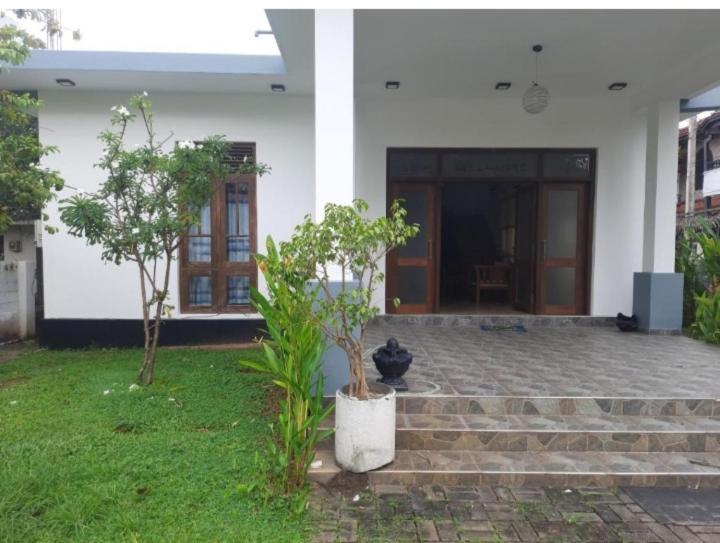 Negombo Royal Villa By Hotel Oviniru Exterior photo