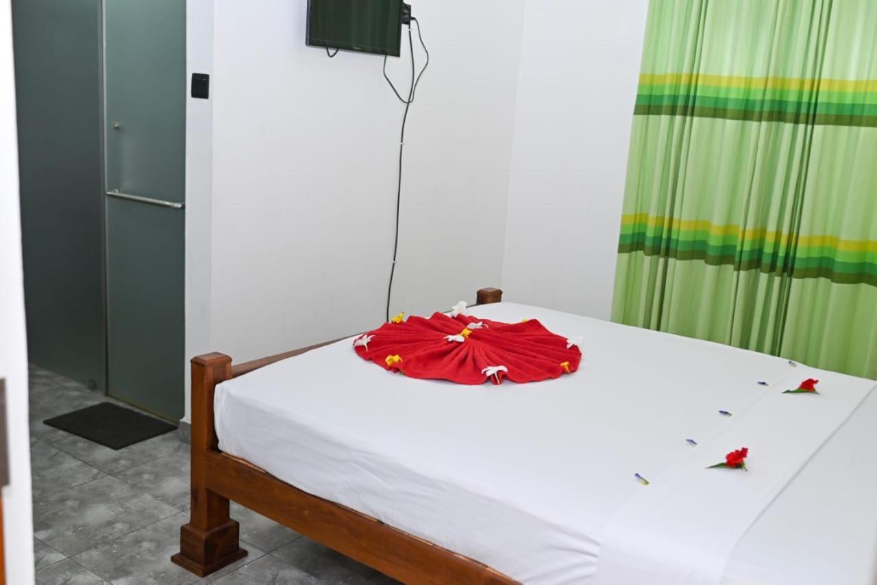 Negombo Royal Villa By Hotel Oviniru Exterior photo