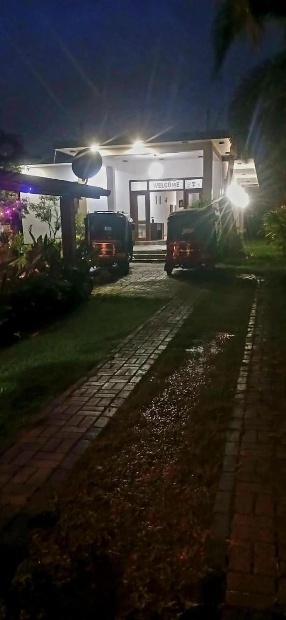 Negombo Royal Villa By Hotel Oviniru Exterior photo